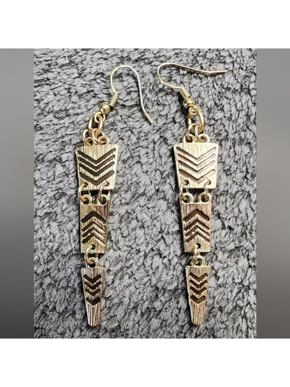 💥4 For $20💥Goldtone & Black Etched Geometric Earrings - Picture 2 of 2